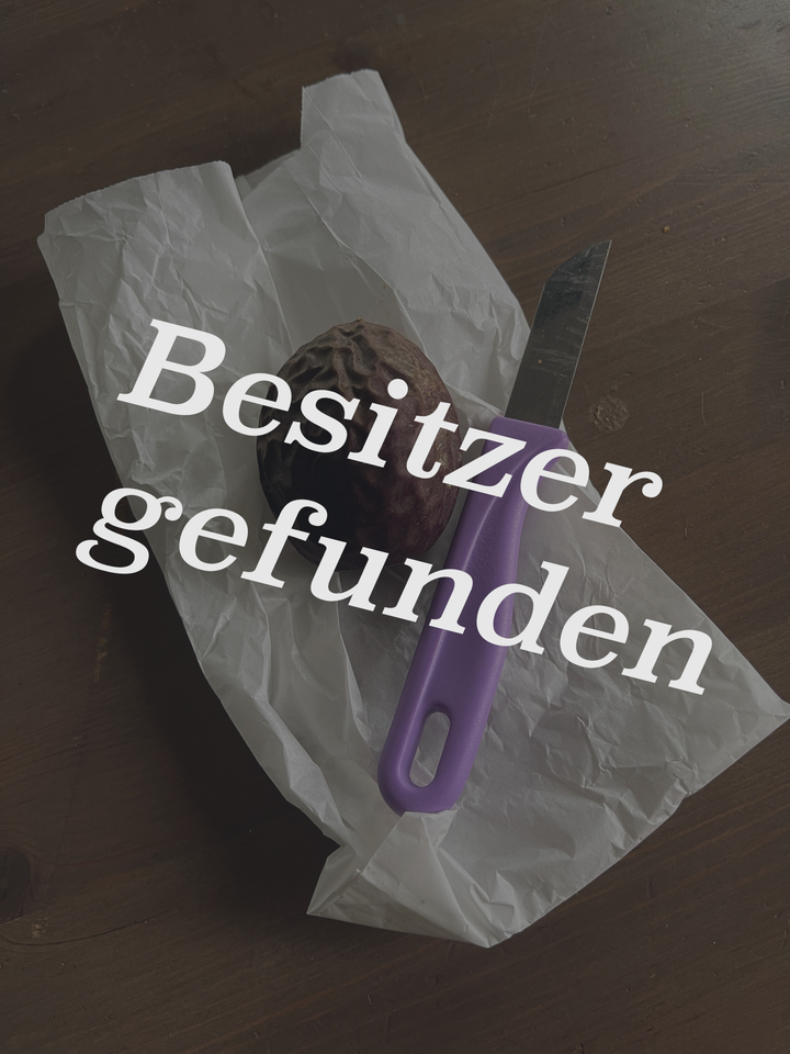 Passionsfrucht mit Messer, lila
