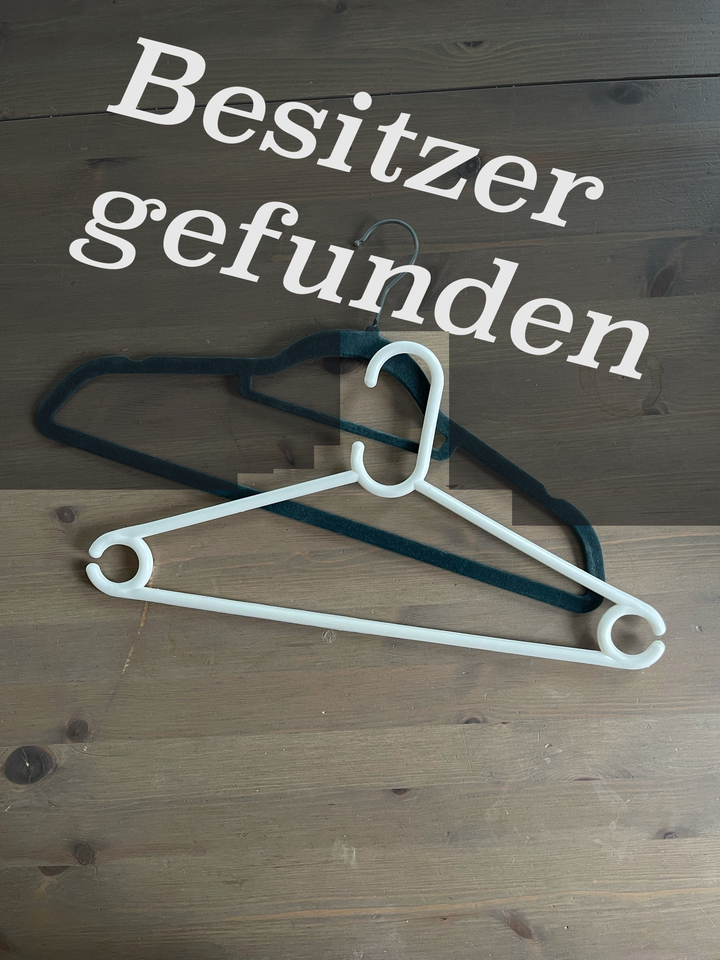 2 Bügel, schwarz/Stoff und weiß/Plastik