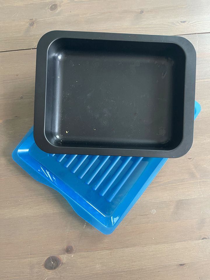 Backform, schwarz und Tablett blau