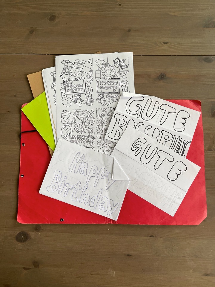 Mappe mit Ausmalbildern und selbstgezeichneten Bildern