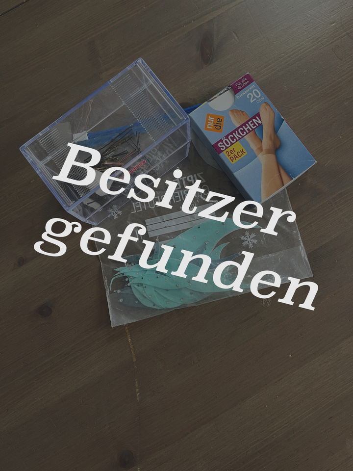 Söckchen, Box mit Haarklammern, Tüte mit Ersatz-Ornamenten
